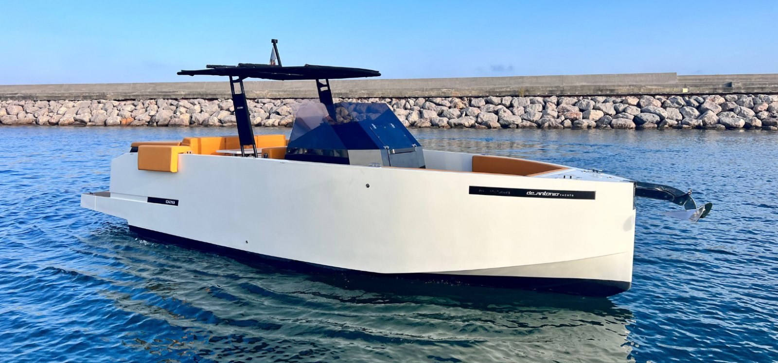 De Antonio D28 vue profil au port