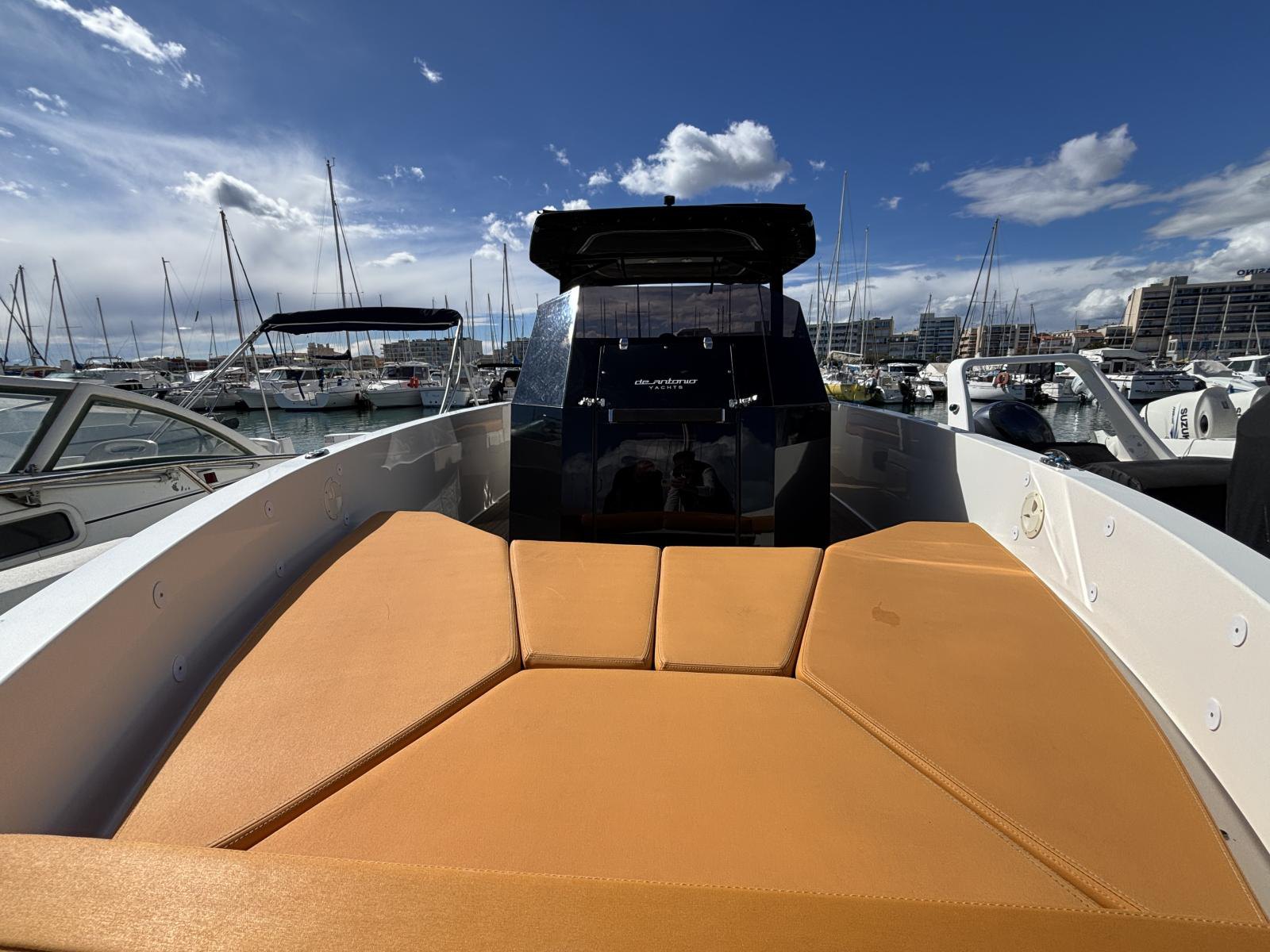 De Antonio D28 bain de soleil de proue