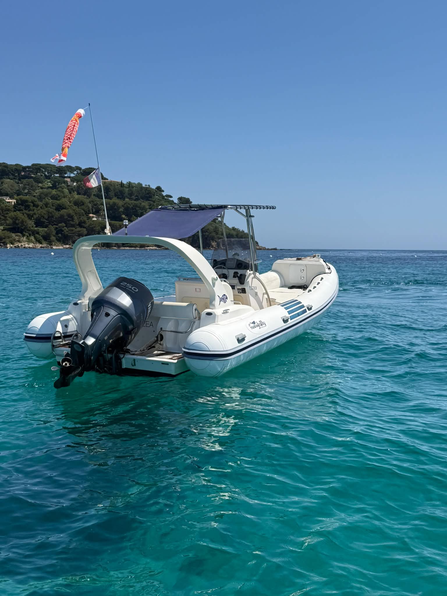 Nuova Jolly 7,5m ancré en mer