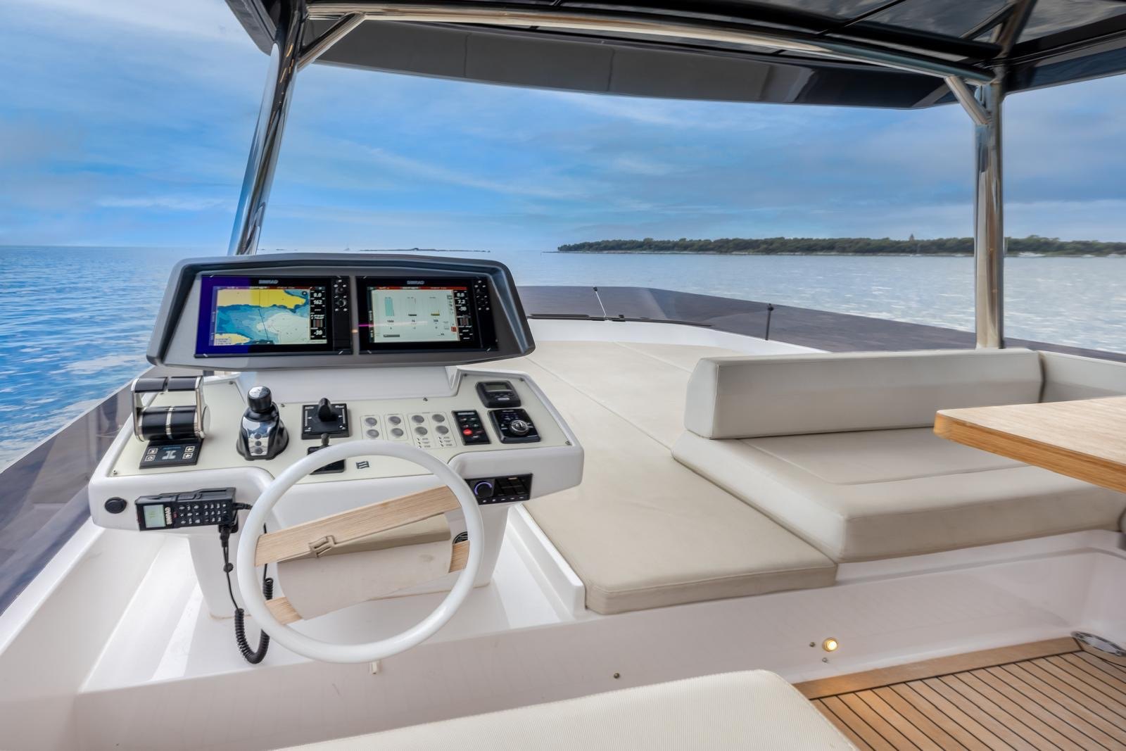 Poste de pilotage du flybridge de SONIC