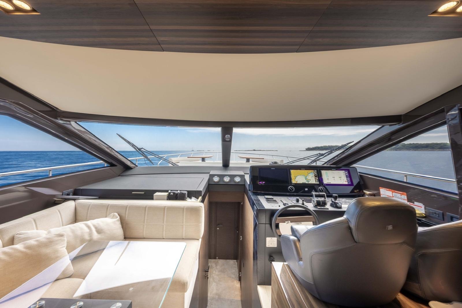 Salon intérieur de SONIC ouvert sur la mer