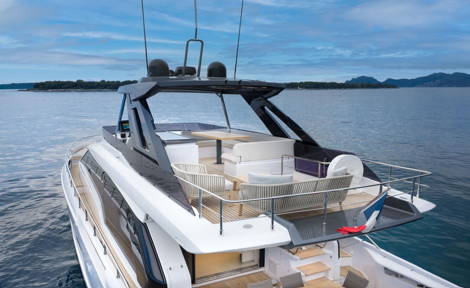 Coin salon arrière du flybridge de SONIC