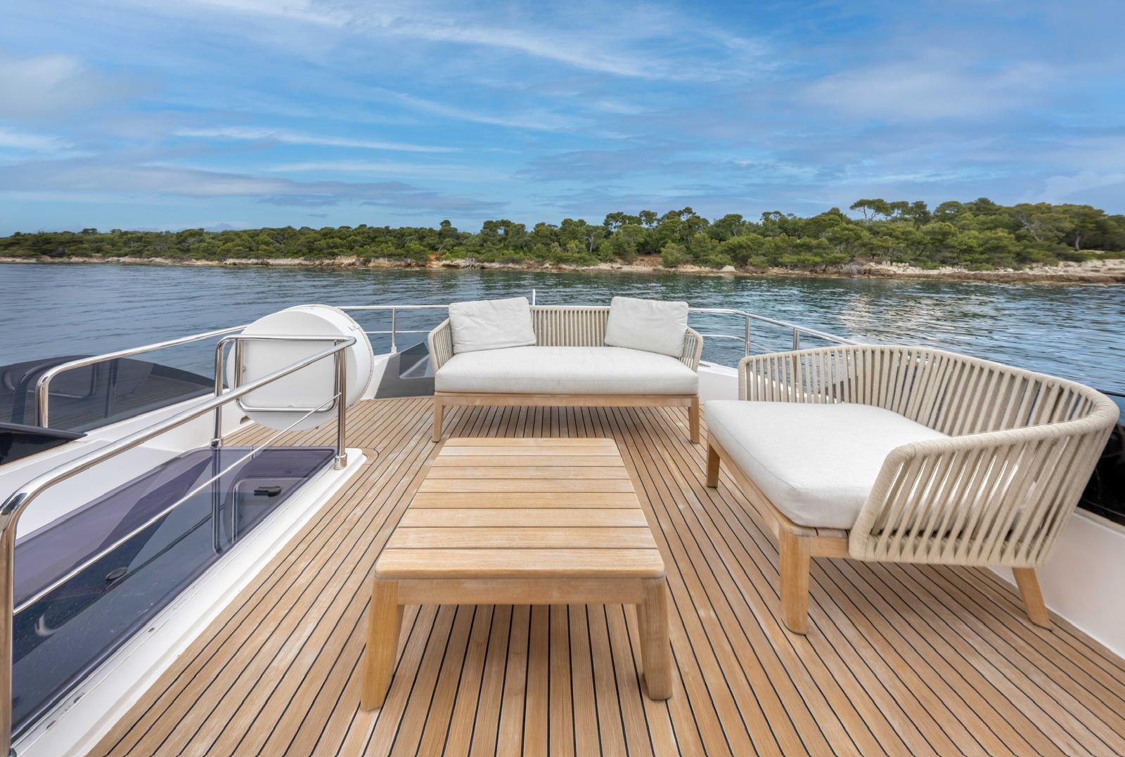 Flybridge de SONIC, salon en teck et vues panoramiques